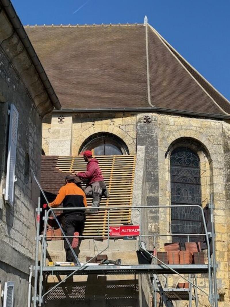 Intérieur d’un atelier spécialisé où la restauration de l’orgue de Notre-Dame de Paris est réalisée avec soin
